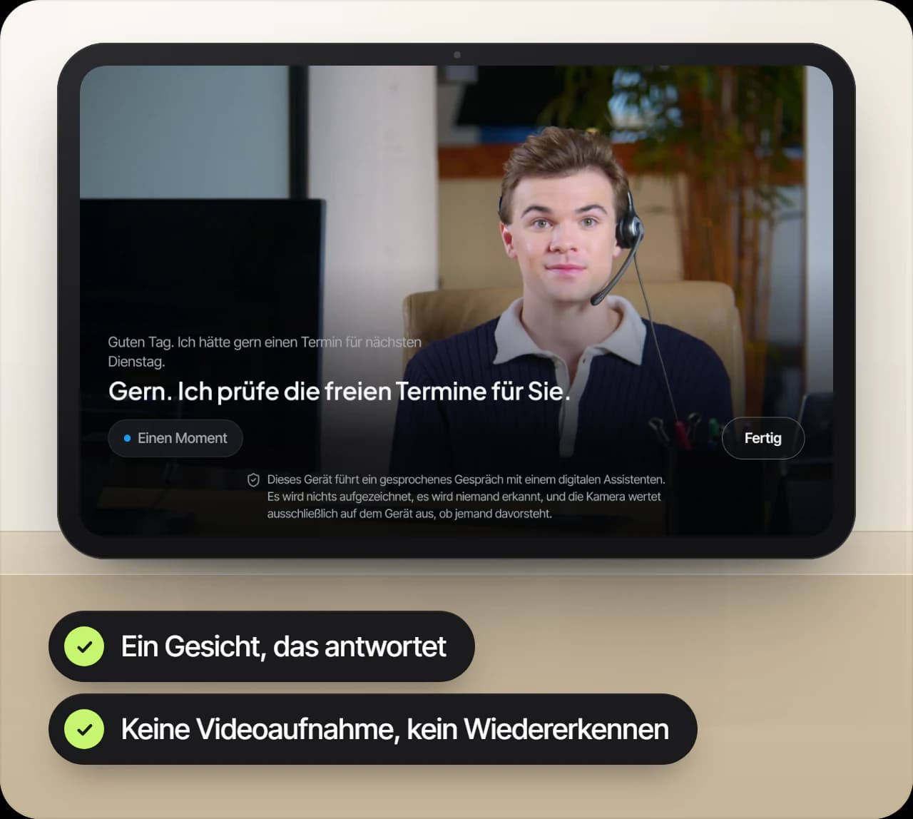 Tablet am Empfangstresen mit EchoCall Presence: Ein digitales Gesicht antwortet einem Besucher, der einen Termin für Dienstag möchte, darunter der Hinweis, dass nichts aufgezeichnet und niemand erkannt wird